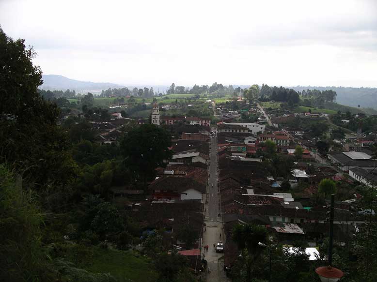 vista de salento desde el mirador, con la selva al fondo.